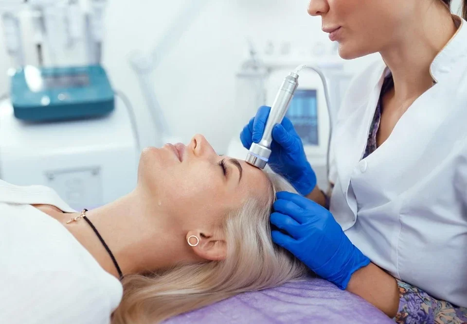 Hydrafacial'ın Yan Etkileri Var mıdır? Güvenlik Profili ve Bilinmesi Gerekenler