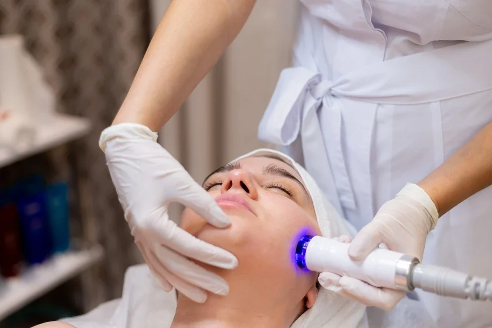 Hydrafacial'ın Yan Etkileri Var mıdır? Güvenlik Profili ve Bilinmesi Gerekenler