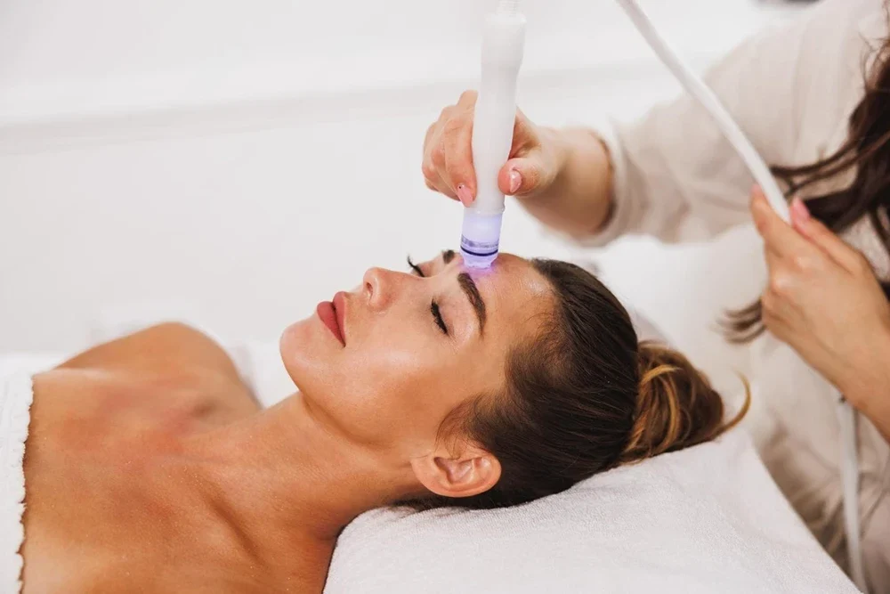 Hydrafacial ile Ciltteki Mat Görünümü Canlandırma: Kaybettiğiniz Işıltıyı Geri Kazanın