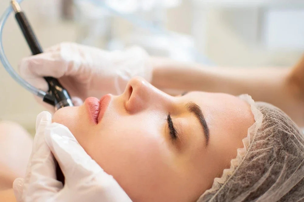 Hydrafacial ile Ciltteki Mat Görünümü Canlandırma: Kaybettiğiniz Işıltıyı Geri Kazanın
