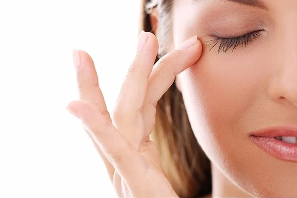 Which Application is Effective for Dark Circles Under the Eyes? | Dr. Melis Ülger