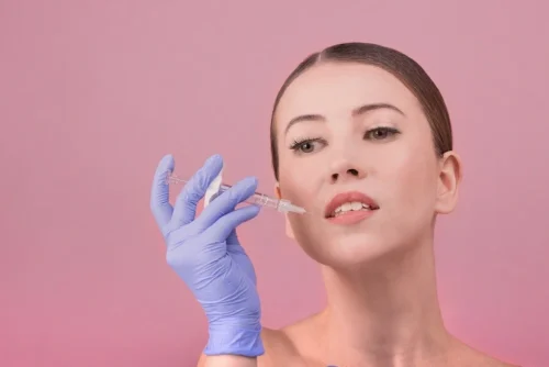 Dermal Dolgu ile Zamanı Geri Alın: Anti-Aging Etkileri ve Gençleşme Sanatı