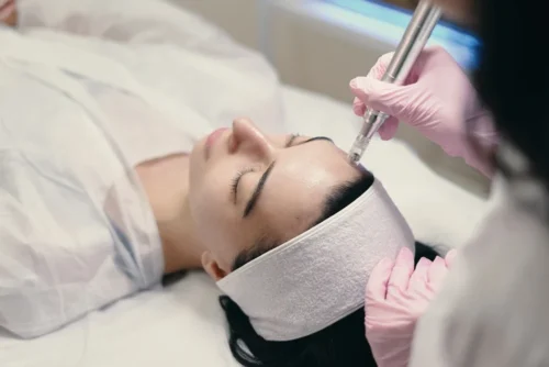 Hydrafacial ve Klasik Cilt Bakımı Arasındaki Temel Farklar: Neden Hydrafacial Öne Çıkıyor?