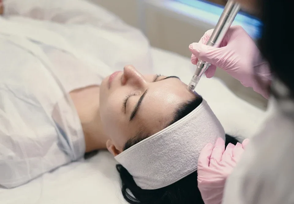 Hydrafacial ve Klasik Cilt Bakımı Arasındaki Temel Farklar: Neden Hydrafacial Öne Çıkıyor?