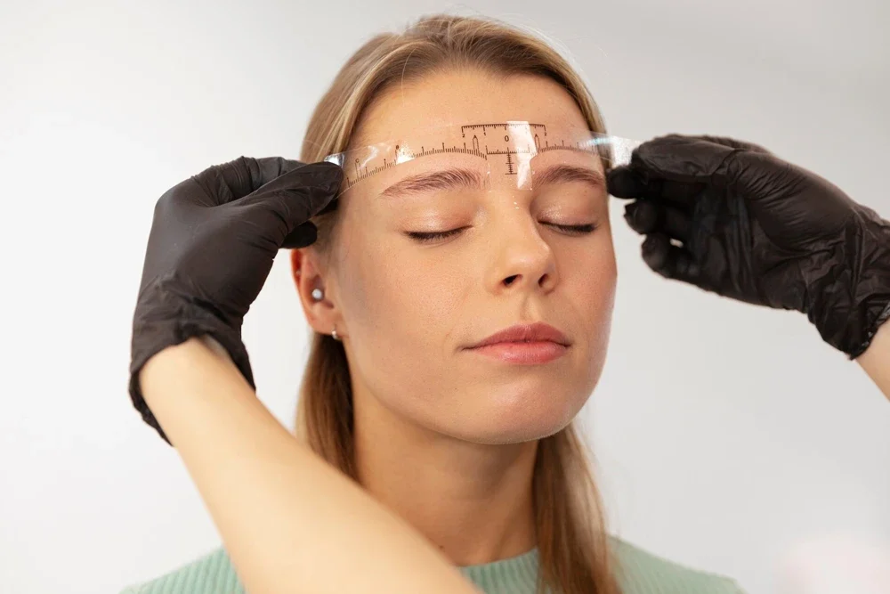 Medikal Estetik ile Kaş Kaldırma: Ameliyatsız Çözümler