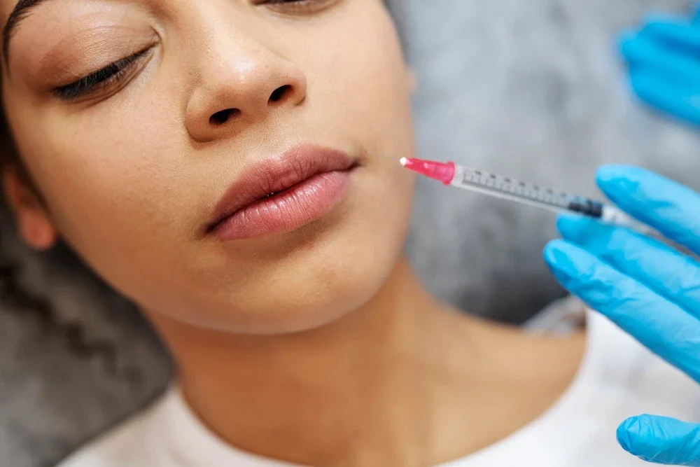 Ördek Dudak Görünümünden Nasıl Kaçınılır: Doğal Dudak Dolgusunun Sırları