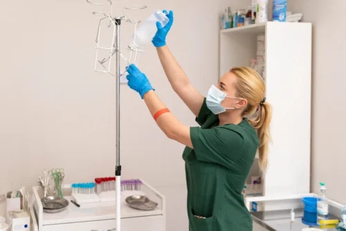 IV Tedavi Kimler İçin Uygundur? Kapsamlı Bir Rehber