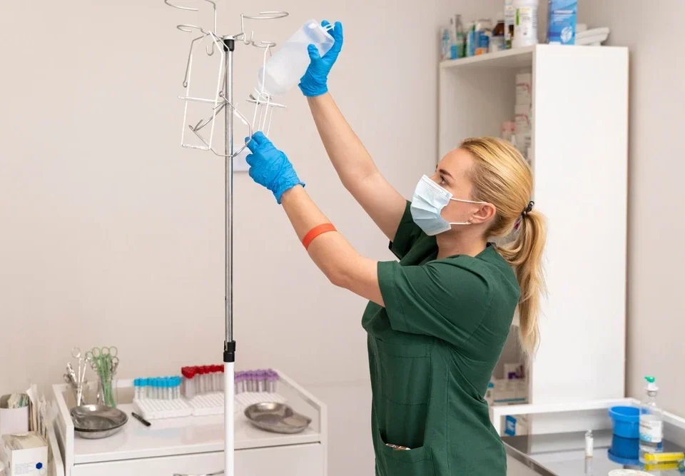 IV Tedavi Kimler İçin Uygundur? Kapsamlı Bir Rehber