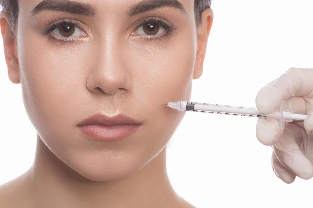 Dolgu ve Botoks: Kırışıklıklarınız İçin Hangisi Daha Uygun?