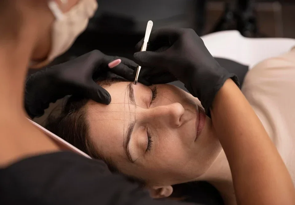 Medikal Estetik ile Kaş Kaldırma: Ameliyatsız Çözümler