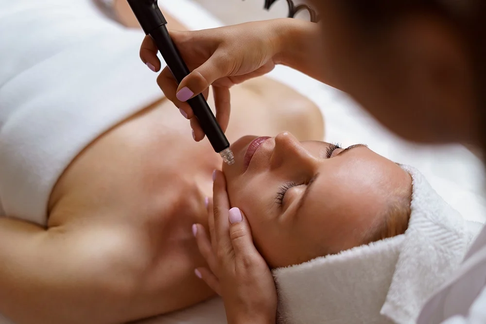 Hydrafacial Yaptırırken Nelere Dikkat Edilmeli? Güvenli ve Etkili Bir Tedavi Rehberi