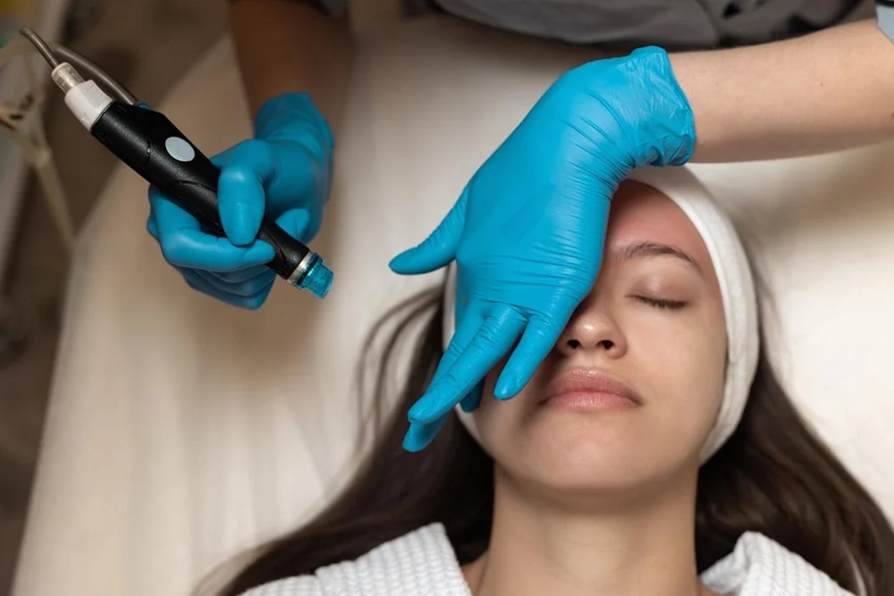 Hydrafacial Yaptırırken Nelere Dikkat Edilmeli? Güvenli ve Etkili Bir Tedavi Rehberi