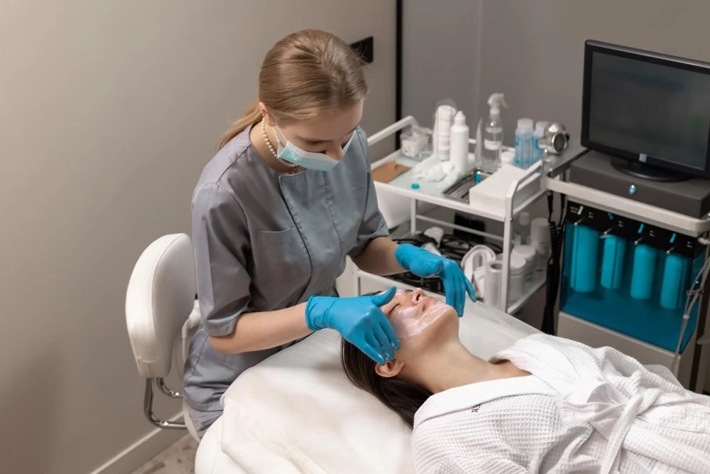 Hydrafacial Yaptırırken Nelere Dikkat Edilmeli? Güvenli ve Etkili Bir Tedavi Rehberi
