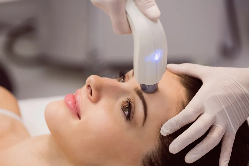 Hydrafacial Yaptırırken Nelere Dikkat Edilmeli? Güvenli ve Etkili Bir Tedavi Rehberi