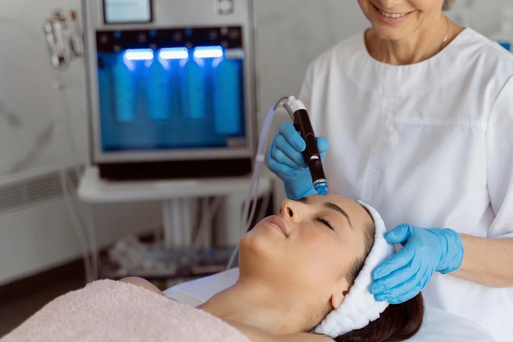 Hydrafacial'ın Faydaları: Neden Bu Kadar Popüler? Bir Cilt Bakımından Fazlası