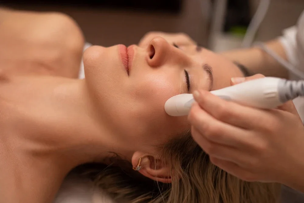 Hydrafacial ile Ciltteki Yağlanma Sorununa Çözüm: Parlamadan Arınmış, Sağlıklı Bir Cilt