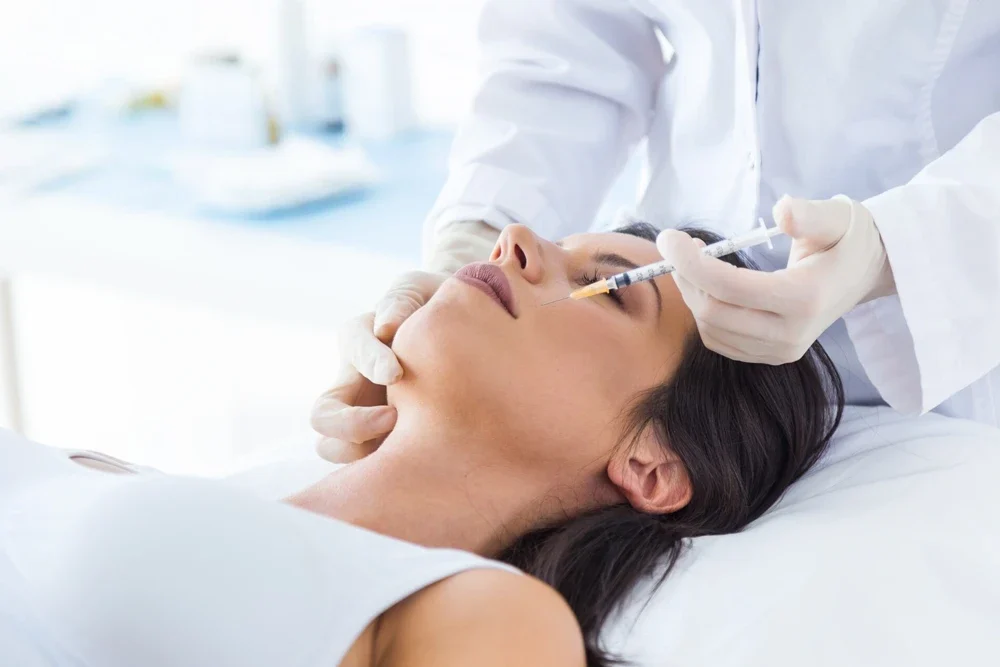 Botoks Yaptırdıktan Sonra Yüzde Şişlik ve Morluk Olur mu br Yan Etkileri Yönetme Rehberi6