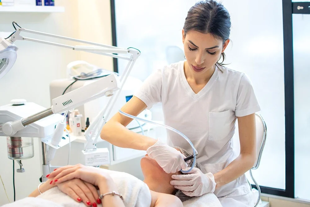 Hydrafacial Yaptırmadan Önce Bilmeniz Gerekenler: Kusursuz Bir Deneyim İçin Hazırlık Rehberi