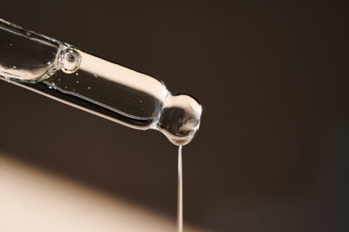 Pipetle cilt bakım serumu damlatılırken yakın çekim