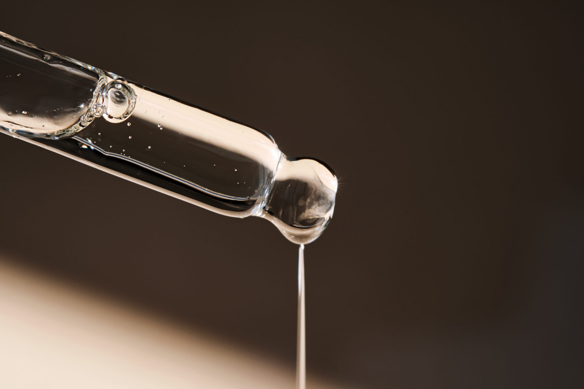 Pipetle cilt bakım serumu damlatılırken yakın çekim